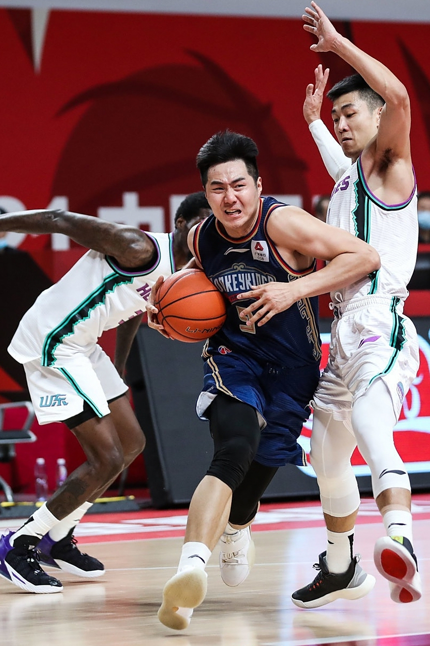 极限对抗，球队惊险获胜，持续加紧追击CBA联赛冠军位置