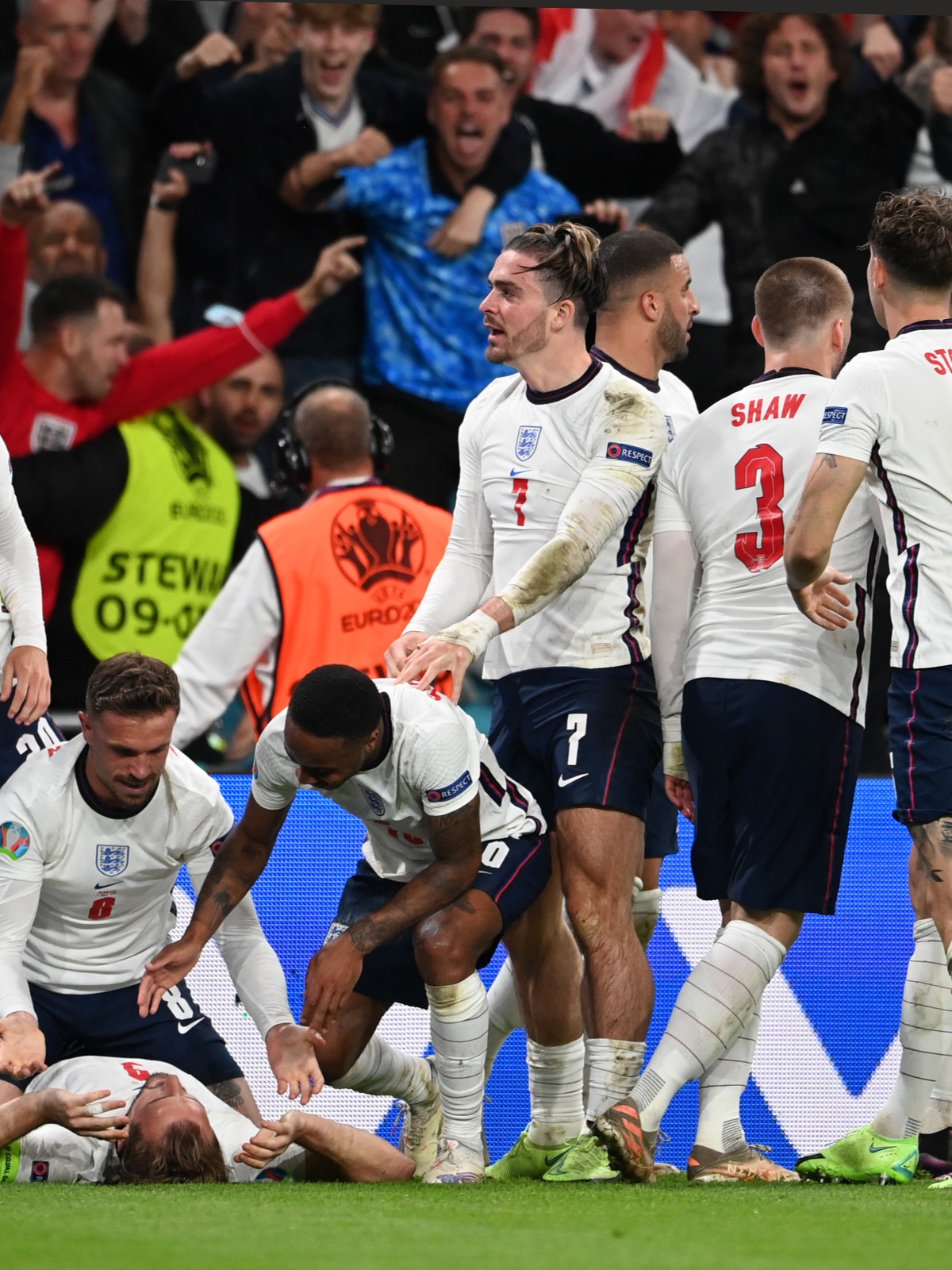 热门球队对决，欧洲足球联赛精彩继续